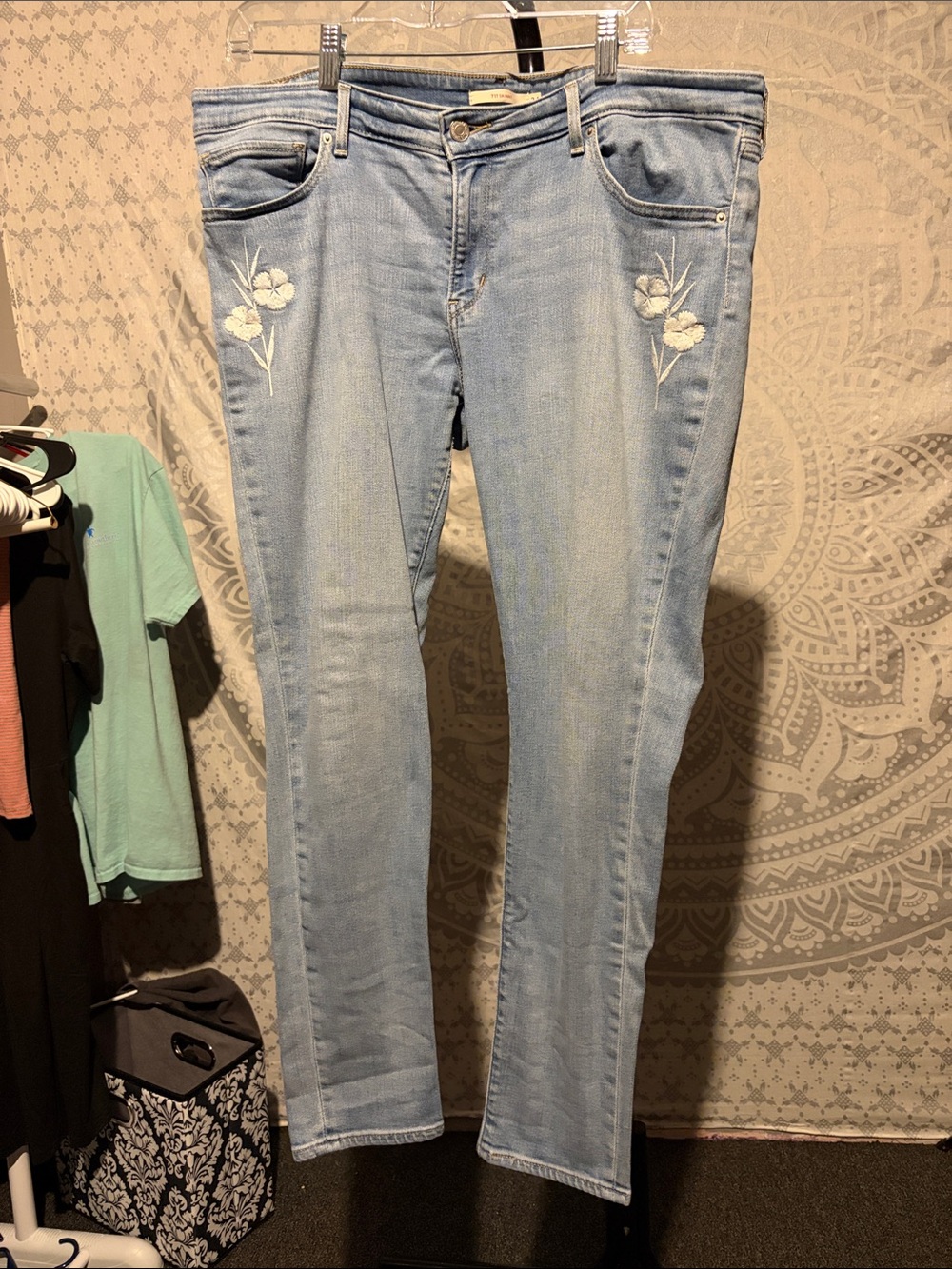 Levi’s 711 Mid Rise Skinny Jeans Sz 34 Light Blue with White Floral Embroidery”